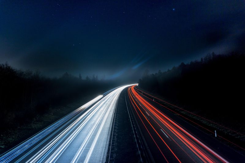 nieuwsbrief/light-trails-on-highway-at-night-315938.jpg